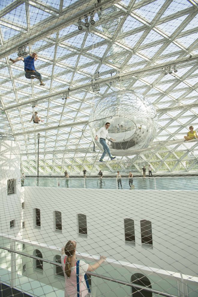 1-tomas-saraceno-in-orbit-installation-at-k21-standehaus