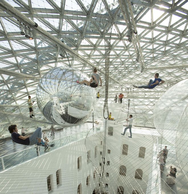 3-tomas-saraceno-in-orbit-installation-at-k21-standehaus