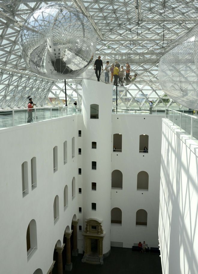 5-tomas-saraceno-in-orbit-installation-at-k21-standehaus