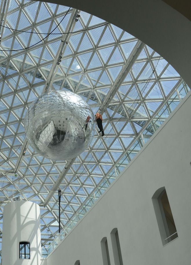 7-tomas-saraceno-in-orbit-installation-at-k21-standehaus
