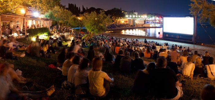 FMFS-kino_na_plazi