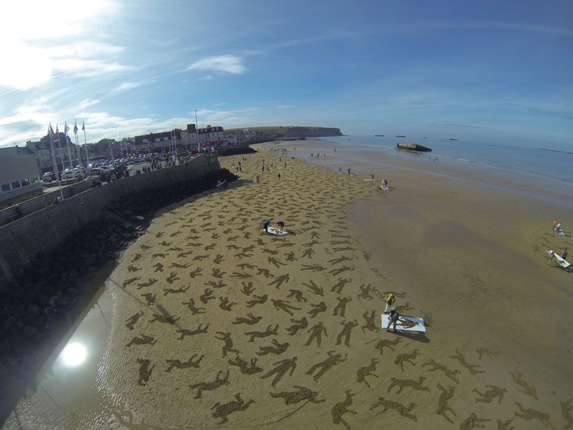 9000-sand-drawings-commemorate-the-fallen-on-D-day-designboom-02