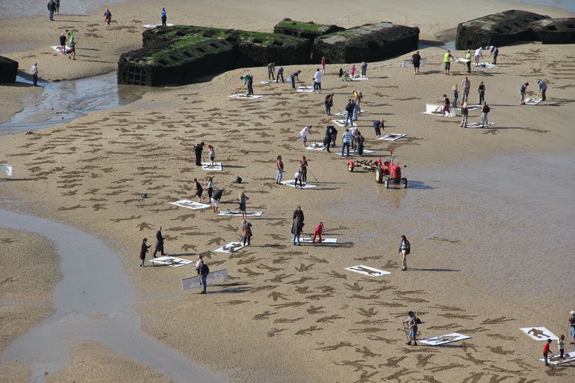 9000-sand-drawings-commemorate-the-fallen-on-D-day-designboom-03