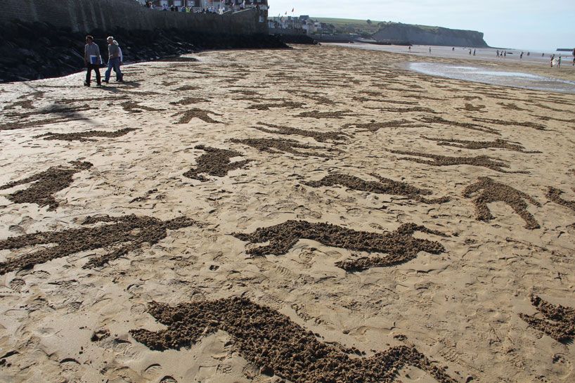 9000-sand-drawings-commemorate-the-fallen-on-D-day-designboom-04