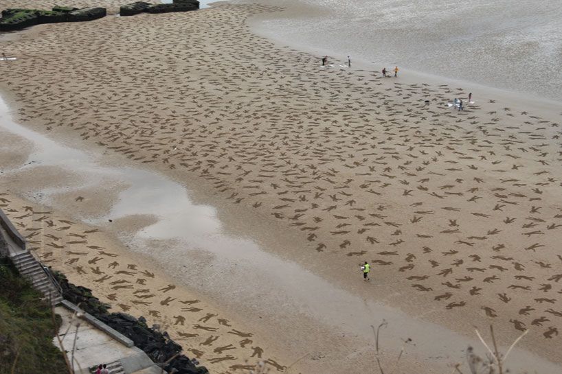 9000-sand-drawings-commemorate-the-fallen-on-D-day-designboom-05
