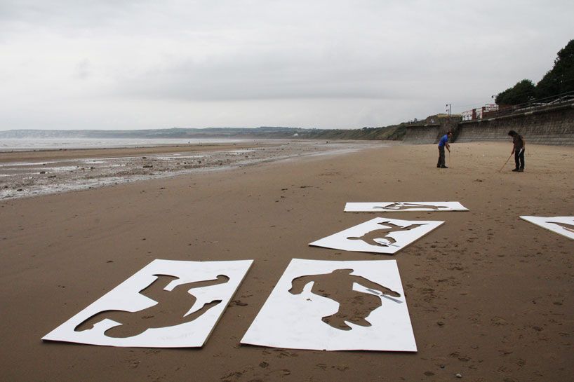 9000-sand-drawings-commemorate-the-fallen-on-D-day-designboom-06