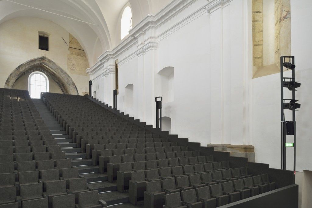 52424d1ae8e44eff02000043_ptuj-performance-center-enota_enota_ptuj_performance_center_02_main_performance_hall_in_church_nave