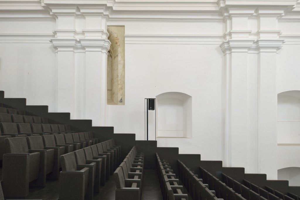 52424d31e8e44e67bf000049_ptuj-performance-center-enota_enota_ptuj_performance_center_04_main_performance_hall_in_church_nave