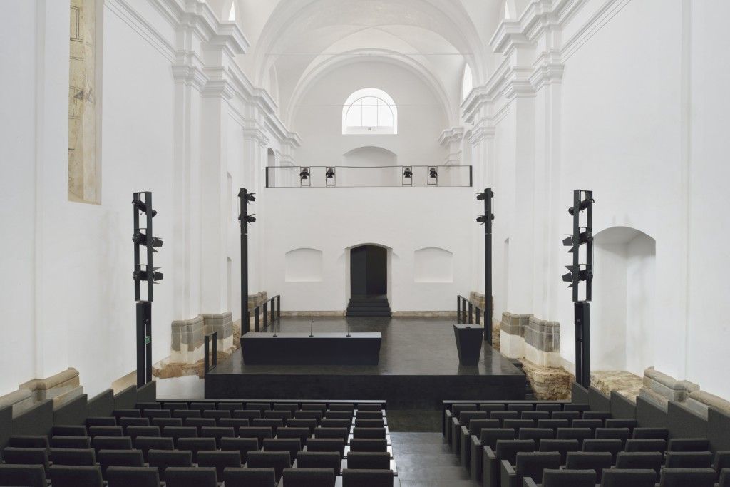 52424d32e8e44eff02000044_ptuj-performance-center-enota_enota_ptuj_performance_center_03_main_performance_hall_in_church_nave