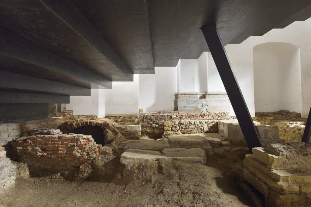 52424da1e8e44ecb17000055_ptuj-performance-center-enota_enota_ptuj_performance_center_14_staircase___archaeology