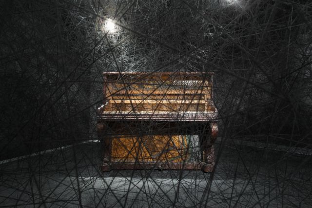 chiharu-shiota-synchronizing-strings-and-rhizomes_04
