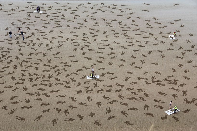 9000-sand-drawings-commemorate-the-fallen-on-D-day-designboom-01
