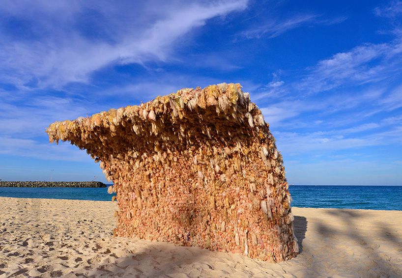 annette-thas-builds-a-giant-wave-wave-of-barbie-dolls-designboom-01
