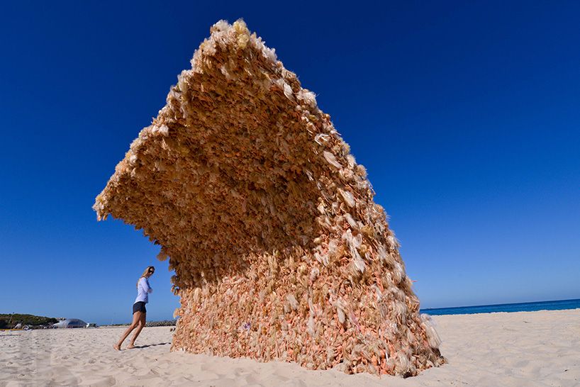 annette-thas-builds-a-giant-wave-wave-of-barbie-dolls-designboom-02