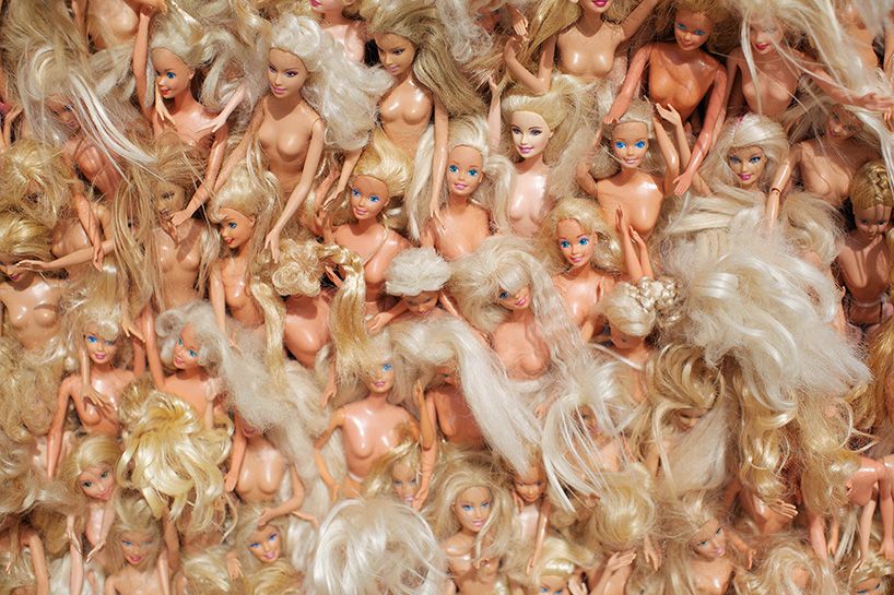 annette-thas-builds-a-giant-wave-wave-of-barbie-dolls-designboom-04