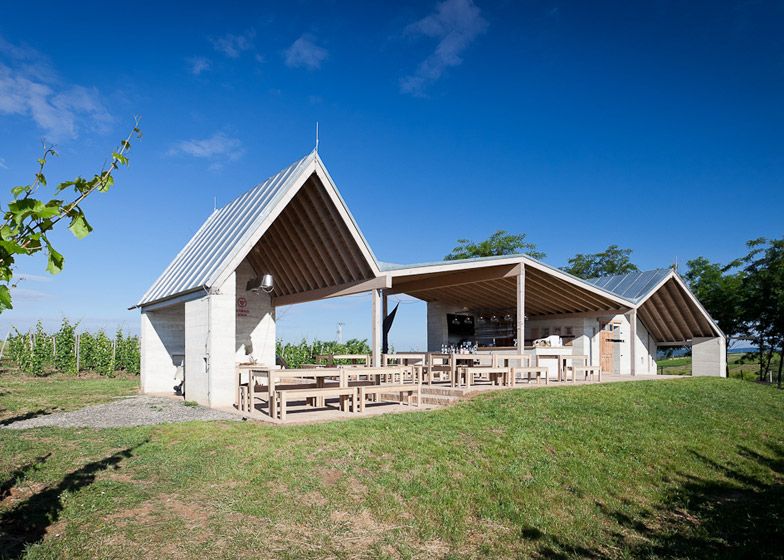 AES-Wine-Terrace-and-Spa-by-Peter-Gereben-and-Balazs-Marian_dezeen_784_4