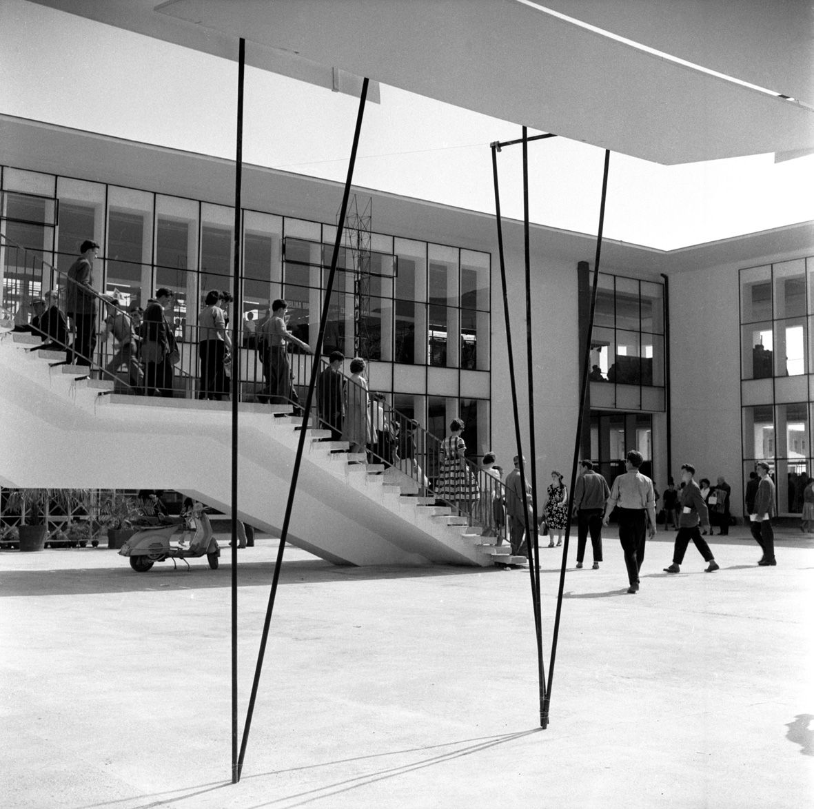 Zagrebački velesajam, Paviljon zanatstva(detaj stubišta) Drago Korbar Avenija Dubrovnik 15, snimljeno 1959.