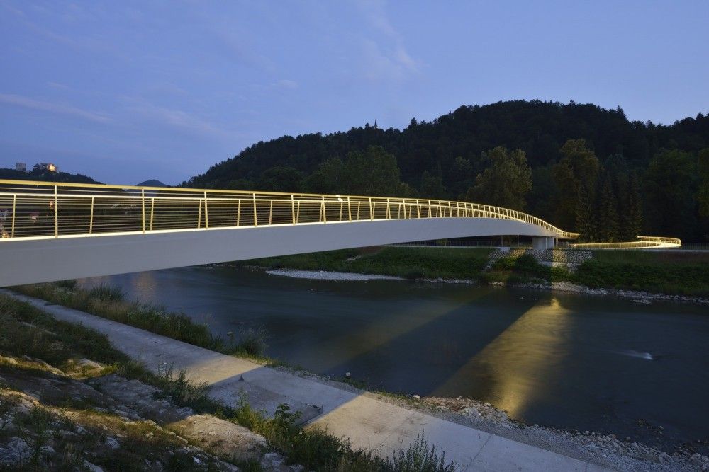 5490cba5e58eced8d0000150_rafting-bridge-arhitektura-d-o-o-__kmb7916-0614-2000-1000x667