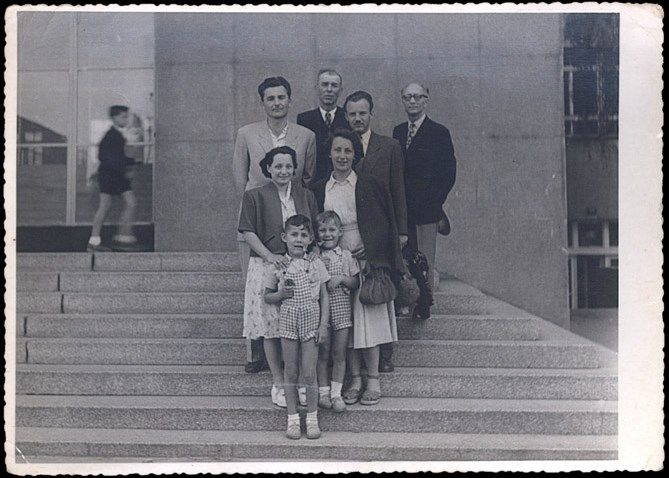 Vlahovic - prvi susret s Af 1951 s 5 godina - Maji - manji, na drugoj stepenici