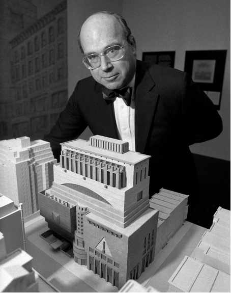 7_Thomas N. Armstrong III s maketom Gravesovog projekta proširenja Muzeja Whitney, 1985. Fotograf Chester Higgins, Jr. za The New York Times