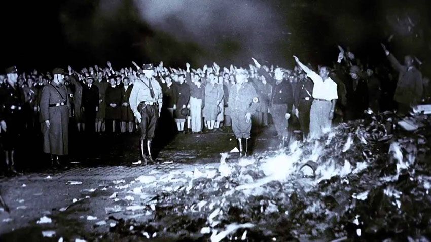 3_Nacističko spaljivanje knjiga na Opernplatzu u Berlinu 10. V. 1933