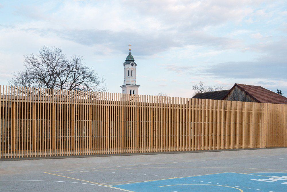 5525c984e58ececd820000d1_matchbox-elementary-school-sports-hall-jovan-mitrovi-_03_photo-1000x667