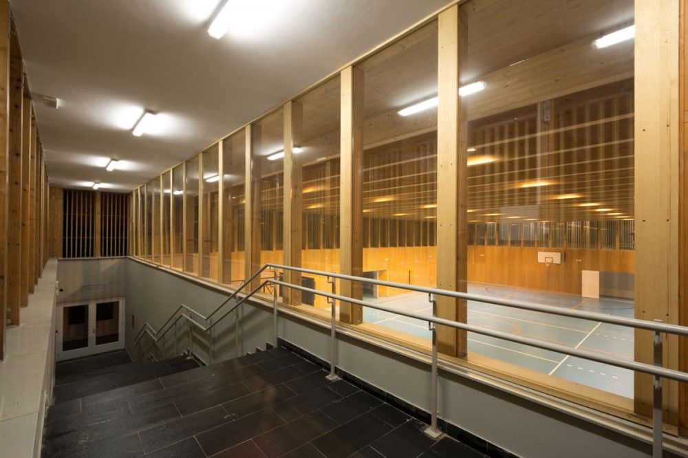5525c9ebe58ececd820000d8_matchbox-elementary-school-sports-hall-jovan-mitrovi-_09_photo-1000x666