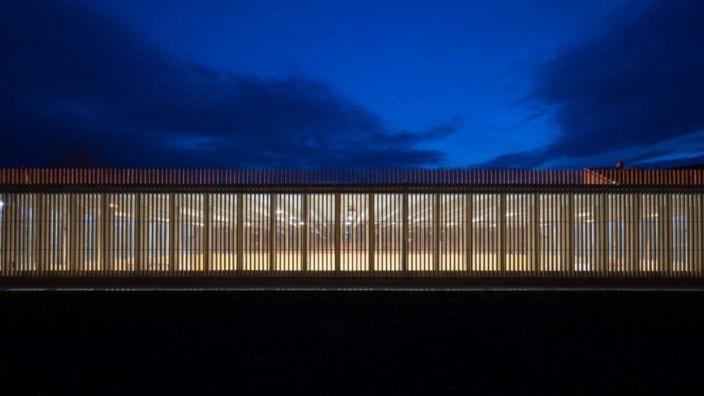 5525ca00e58ececd820000d9_matchbox-elementary-school-sports-hall-jovan-mitrovi-_11_photo-1000x562