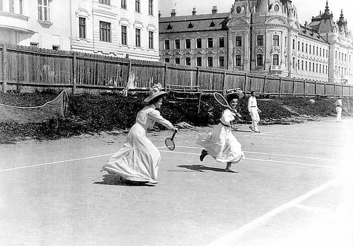 1913. Klizalište u Mihanovićevoj, na mjestu današnje zgrade HZZO-a, uz Hotel Esplanade, ljeti se pretvarao u teniske terene