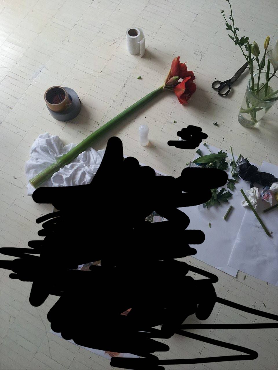 snimka sa seta_ snimanje fotografija za potrebe grafika, utiskivanje cvijeća u anus