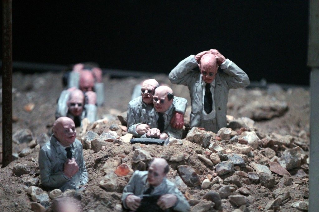 Isaac_Cordal-Follow-the-leaders-1