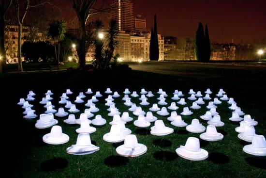 luzinterruptus-aliens-in-picnic-light-art-installation-recycled-art-7_ZWo9Y_11446