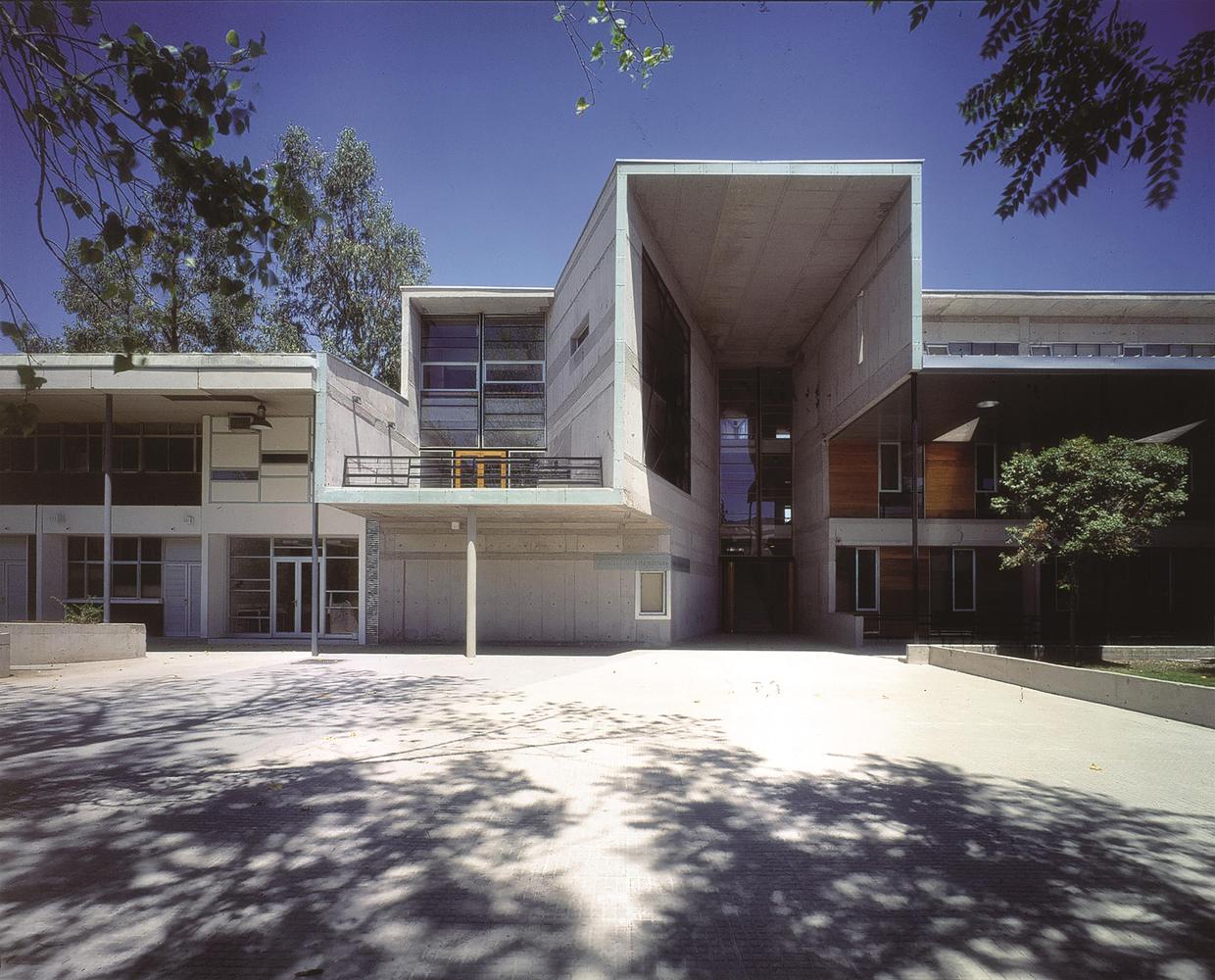 Mathematics School, Universidad Católica de Chile. Santiago, Chile 1999. Image © Tadeuz Jalocha