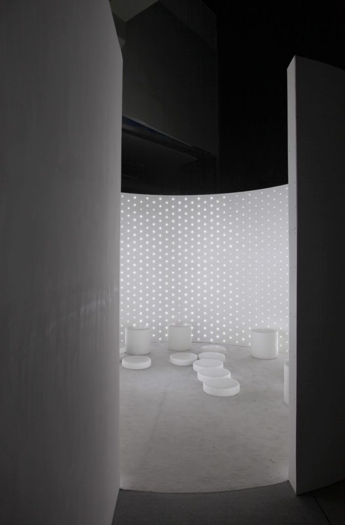 03-disorientation-station-white
