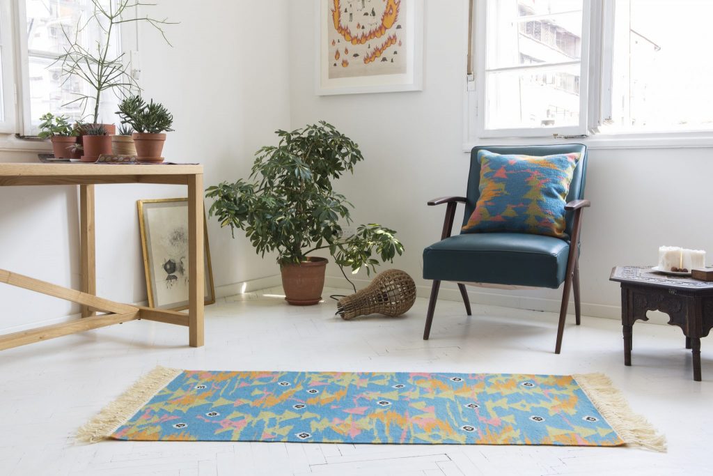 folkkresa-kilim-and-folkkment-pillow-in-use