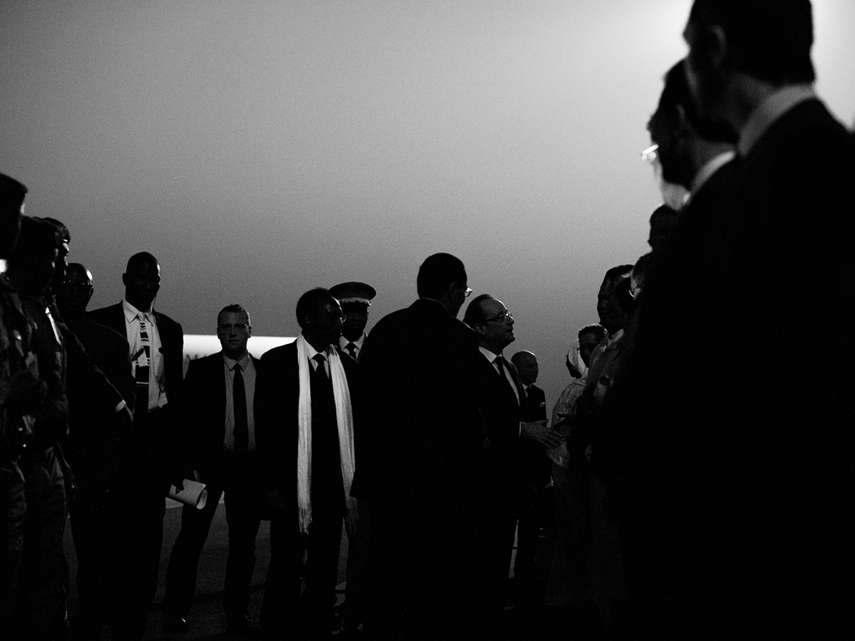 Jeliba, muette (2013) Bamako, Mali; 02.02.2013./ President Hollande shakes hands with Malian political and army elite before leaving the Bamako airport. © Danko Stjepanovic/SIPA