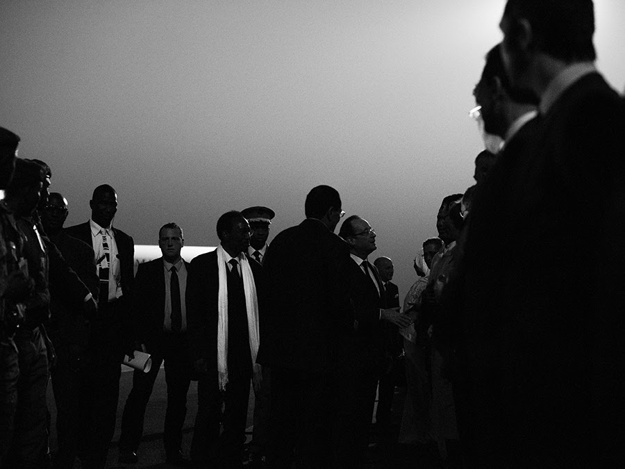 Jeliba, muette (2013) Bamako, Mali; 02.02.2013./ President Hollande shakes hands with Malian political and army elite before leaving the Bamako airport. © Danko Stjepanovic/SIPA