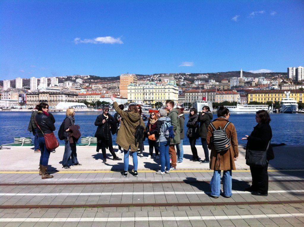 razmjena-studenata-map-a-s-apu-rijeka-i-metalurskog-fakulteta-u-sisku_tematska-setnja-rijekom-pod-vodstvom-nadije-mustapic-i-studenata-map-a_-rijeka-2015-_foto-tanja-vujasinovic