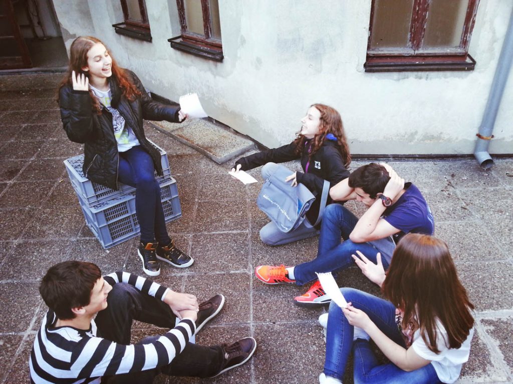 video-radionica-s-osnovnoskolcima-pod-vodstvom-petre-mrse-rad-na-scenariju-na-terasi-mmsu-a-u-rijeci-2015-_foto_petra-mrsa