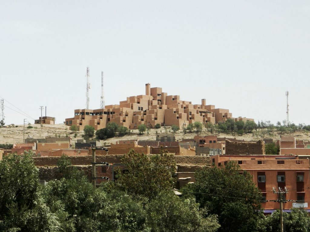 4-faraoui-abdeslem-i-patrice-de-mazieres-hotel-dades-boumalen-1970