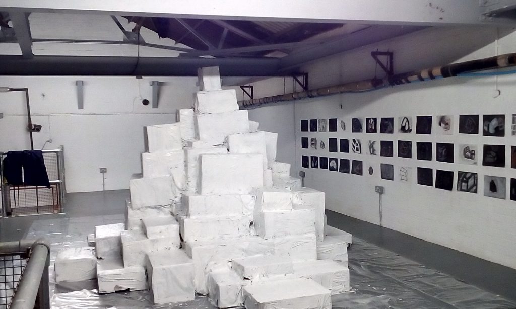 london-instalacija-zigurat-s-workshopa-i-izlozbe-na-dulwich-collegu-u-londonu